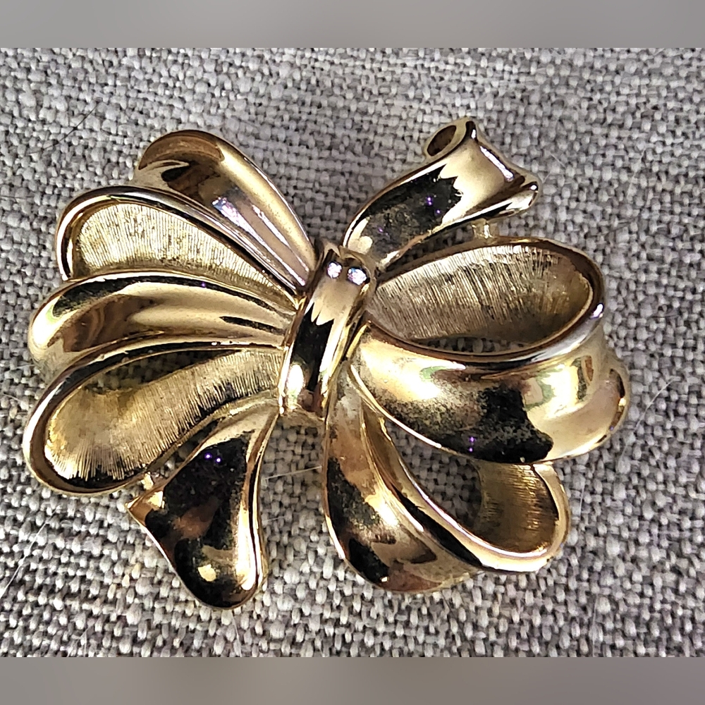 Vintage Trifari Smooth and Textured Gold Tone Ribbon Bow Brooch
